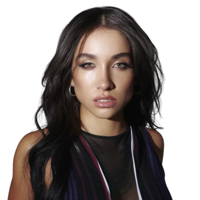 María Becerra en show en vivo, disponible para contratación de eventos y festivales en Argentina con Booker, productora de artistas destacados.